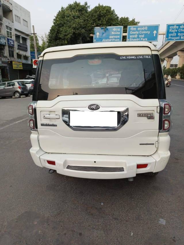 https://images10.gaadi.com/usedcar_image/4547411/original/processed_b6a6fe8e14757fba27ce98fe6015c07f.jpeg?imwidth=6402
