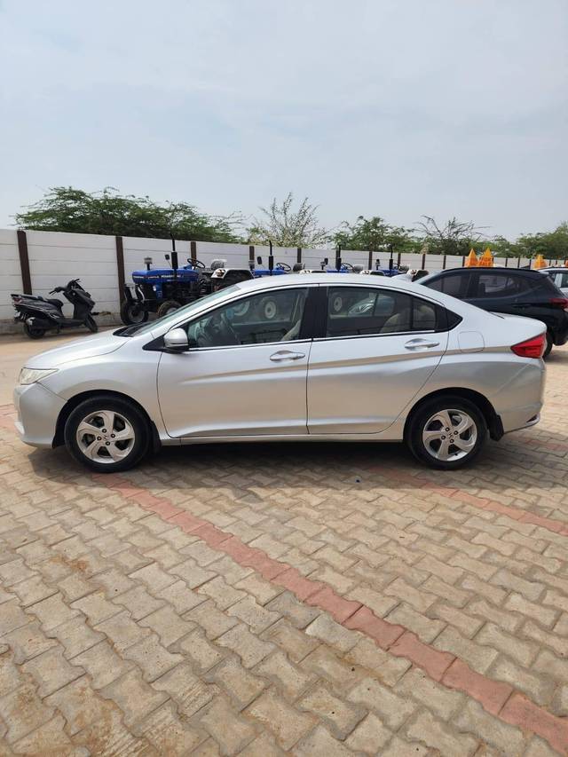 https://images10.gaadi.com/usedcar_image/4547427/original/processed_57b40c190cb145f44253e8cdab424936.jpg?imwidth=6402