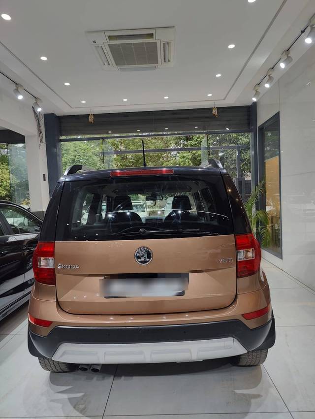 https://images10.gaadi.com/usedcar_image/4547443/original/processed_6cc8bd14f017131f3859ee134d15a279.jpg?imwidth=6401