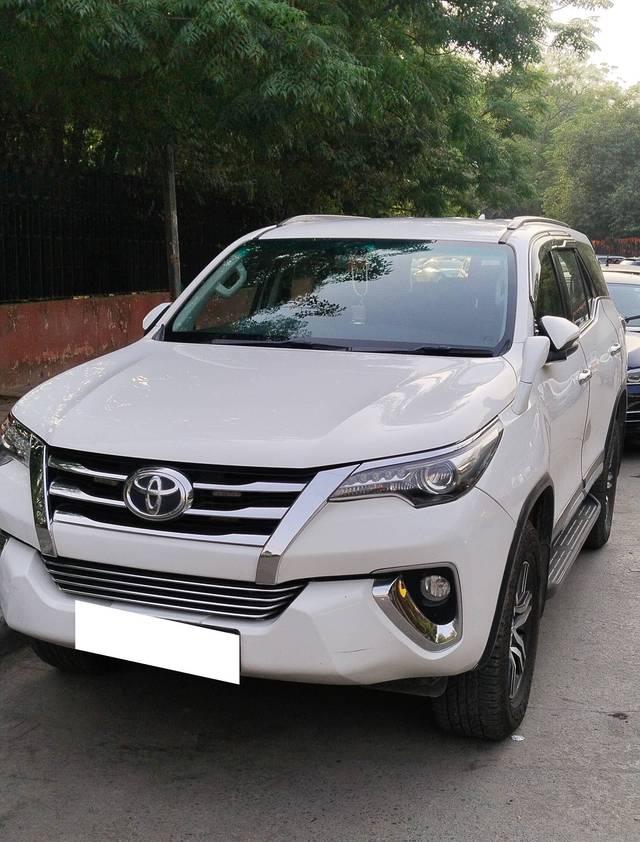 https://images10.gaadi.com/usedcar_image/4547495/original/processed_dc54b16927dc6fc796bf4e35f298fbfd.jpg?imwidth=6402