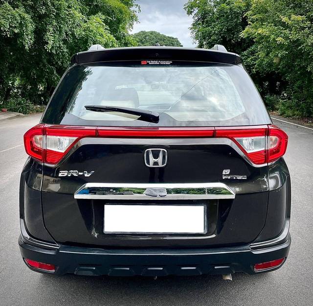 https://images10.gaadi.com/usedcar_image/4547509/original/processed_b8129bb0d4a0e193d15193cd9eb81688.jpg?imwidth=6402
