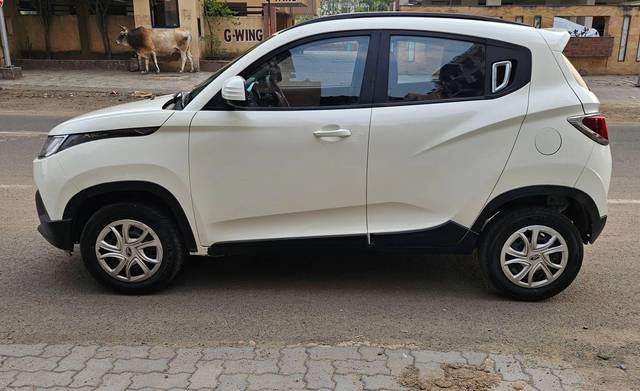 https://images10.gaadi.com/usedcar_image/4547514/original/processed_63be0efc1d8f7c305f1daa35a426c622.jpg?imwidth=6402