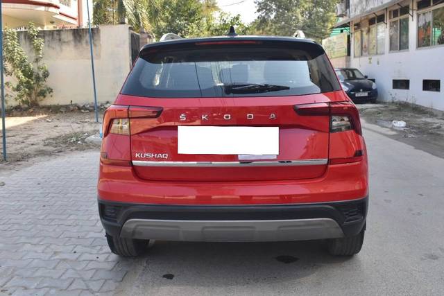 https://images10.gaadi.com/usedcar_image/4547575/original/processed_e42e8f6087bd11873ba3d227efda8b99.jpg?imwidth=6402