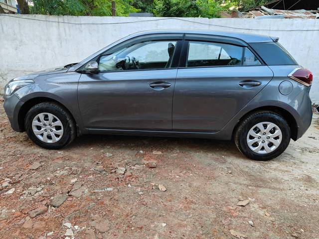 https://images10.gaadi.com/usedcar_image/4547625/original/processed_b6a0c714854451fbc6bebba66a530226.jpg?imwidth=6401