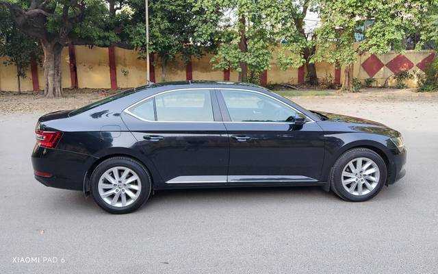 https://images10.gaadi.com/usedcar_image/4547632/original/processed_e2c71edc536630fbd33de274d2f46ef5.jpg?imwidth=6401