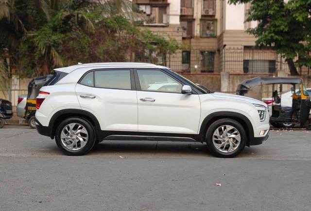 https://images10.gaadi.com/usedcar_image/4547693/original/processed_d4dc5269a6b89d60181d76d313b9d509.jpg?imwidth=6401