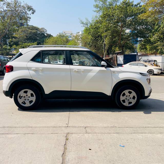 https://images10.gaadi.com/usedcar_image/4547703/original/aeefc9a1c1948eabd1d4b0252339b1ba.jpg?imwidth=6401