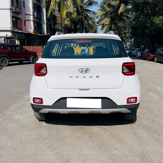 https://images10.gaadi.com/usedcar_image/4547703/original/processed_41bb71f4c1666089d531e36503f932e7.jpg?imwidth=6402