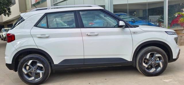 https://images10.gaadi.com/usedcar_image/4547721/original/0c3f9fe4193b71ec70ccd383144d66af.jpeg?imwidth=6401