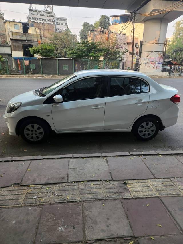 https://images10.gaadi.com/usedcar_image/4547741/original/processed_a12c6408bf3c3f574751765a07ccef4d.jpg?imwidth=6402