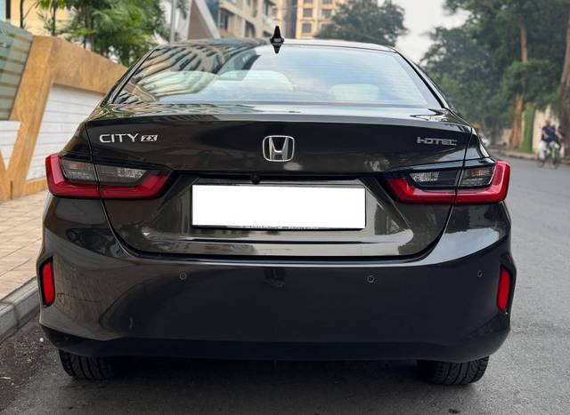 https://images10.gaadi.com/usedcar_image/4547749/original/processed_54525275b693ee14bab14586079a89bd.jpg?imwidth=6402