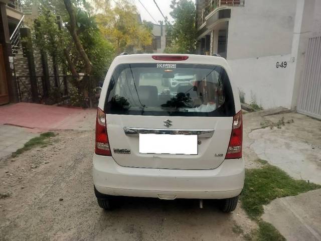 https://images10.gaadi.com/usedcar_image/4547965/original/processed_5086028e-9d9b-449b-843d-6c636afca9a9.jpg?imwidth=6402