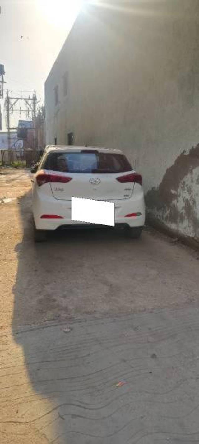 https://images10.gaadi.com/usedcar_image/4548146/original/processed_d7f7ec81-bd0c-4194-a3c1-8444bba7fdf9.jpg?imwidth=6401