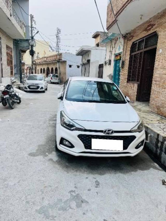 https://images10.gaadi.com/usedcar_image/4548403/original/processed_29e1abc9-cd03-4ca6-b412-9b23ee6b2be2.jpeg?imwidth=6402