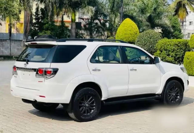 https://images10.gaadi.com/usedcar_image/4548574/original/b66e0e5c-098e-4a23-be5e-558c7b842b39.?imwidth=6401