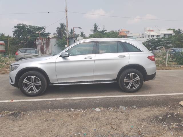 https://images10.gaadi.com/usedcar_image/4548633/original/07abdae49e11ae53729b46f518d78717.jpg?imwidth=6402