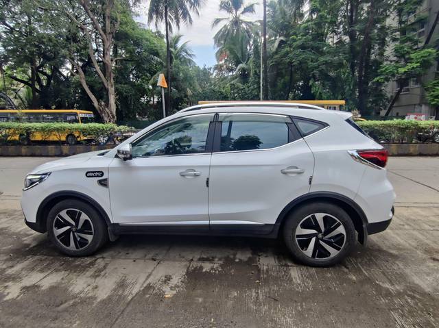 https://images10.gaadi.com/usedcar_image/4548671/original/processed_38c8fd940216a43d1bc744da17f2d0d3.jpg?imwidth=6402