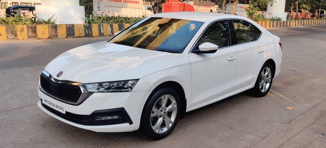 https://images10.gaadi.com/usedcar_image/4548743/original/processed_e86270a9a5d72ecc834d87a57b557a05.jpg?imwidth=6401