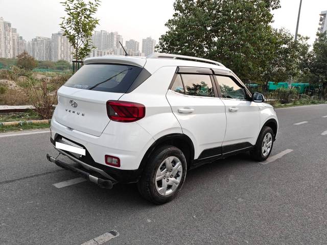 https://images10.gaadi.com/usedcar_image/4548744/original/processed_74116b525102cdb862319b64930c9207.jpg?imwidth=6402
