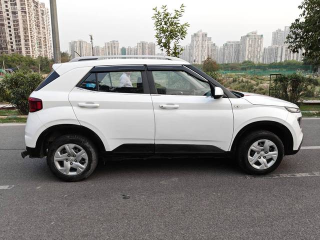 https://images10.gaadi.com/usedcar_image/4548744/original/processed_dc97bead53042f845bfe9fb11b18f39a.jpg?imwidth=6401