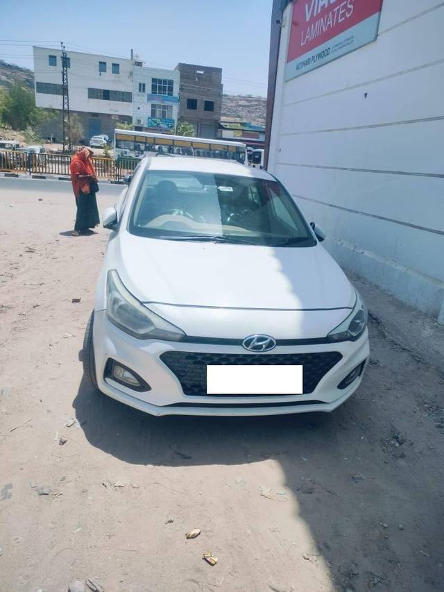 https://images10.gaadi.com/usedcar_image/4548765/original/processed_c7985ce6-69eb-4e9c-b466-1cea53387e55.jpg?imwidth=6402
