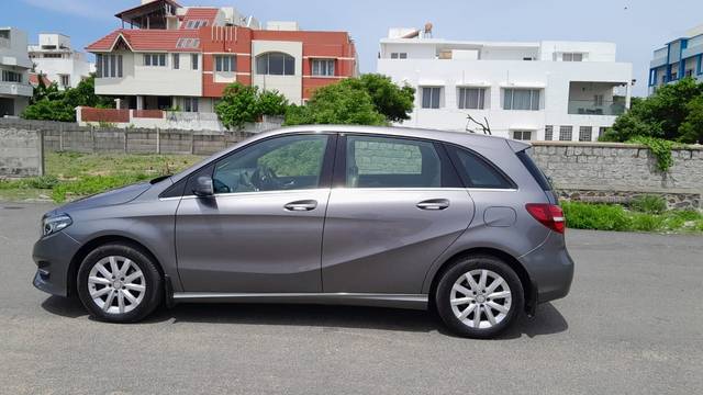 https://images10.gaadi.com/usedcar_image/4548812/original/2361a8567ec8e9a4d7f7ba94ac93153a.jpg?imwidth=6402