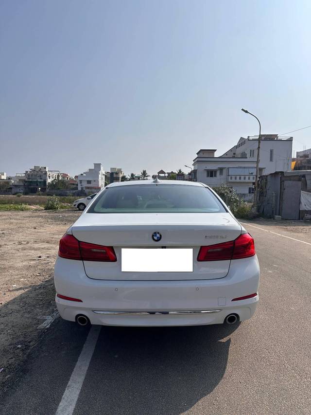 https://images10.gaadi.com/usedcar_image/4548850/original/processed_30611cb8e8cf87643e1bc9e3a156624b.jpg?imwidth=6402