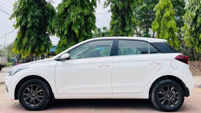 https://images10.gaadi.com/usedcar_image/4548853/original/processed_ec34d0c8e25beed8a777db0e5a7b9e23.jpg?imwidth=6402