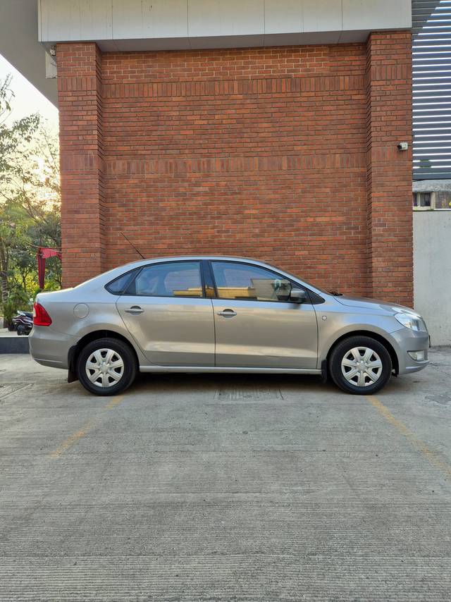 https://images10.gaadi.com/usedcar_image/4548951/original/82449432c66cedd9248af093d0b738ff.jpg?imwidth=6401