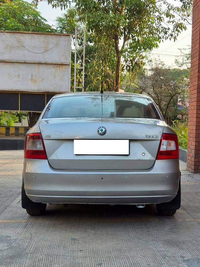 https://images10.gaadi.com/usedcar_image/4548951/original/processed_78ff3006c62f31abee43c26965c5a9ba.jpg?imwidth=6402