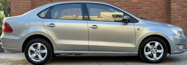 https://images10.gaadi.com/usedcar_image/4548990/original/processed_8c8ed8025ee0805f4d54f1a45fa1d7b4.jpg?imwidth=6401