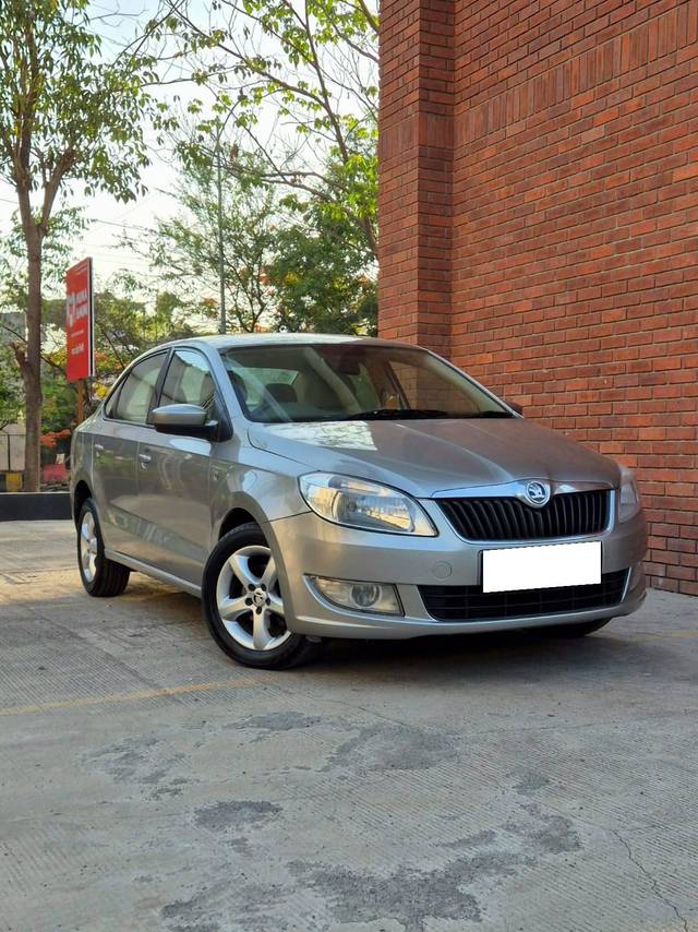 https://images10.gaadi.com/usedcar_image/4548990/original/processed_da13fcb02dd32a00f5d0c9168d3578a0.jpg?imwidth=6400