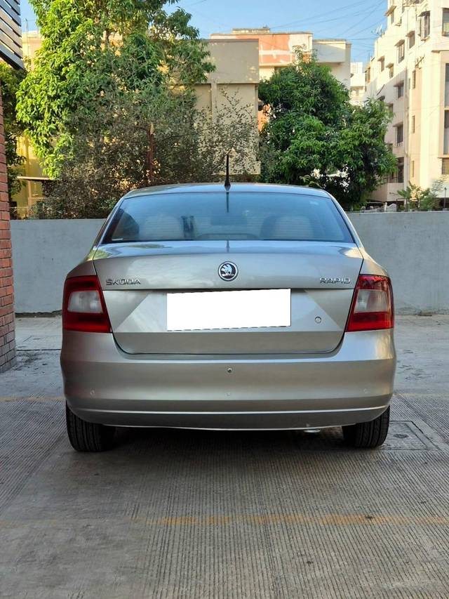 https://images10.gaadi.com/usedcar_image/4548990/original/processed_ec3ee2e4b481ce046e87432d150b3a31.jpg?imwidth=6402