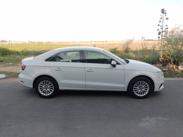 https://images10.gaadi.com/usedcar_image/4548997/original/71810634ff8a3bcd0066e4dc1665386d.jpg?imwidth=6401