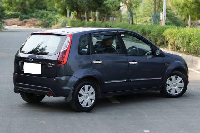 https://images10.gaadi.com/usedcar_image/4549019/original/processed_d9e0fddfba78f1239d61837849221f93.jpg?imwidth=6402