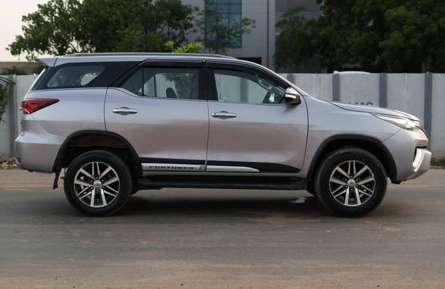 https://images10.gaadi.com/usedcar_image/4549026/original/processed_a3575dcac7a08e89628cf265d4652a57.jpg?imwidth=6401