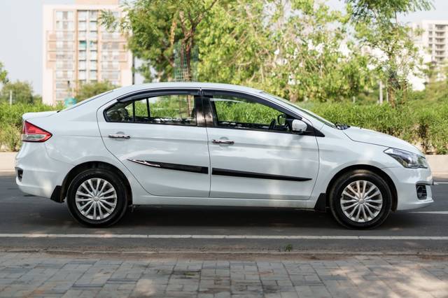https://images10.gaadi.com/usedcar_image/4549074/original/5822be8d74279982d3f9b2268bf3c0cc.jpg?imwidth=6401