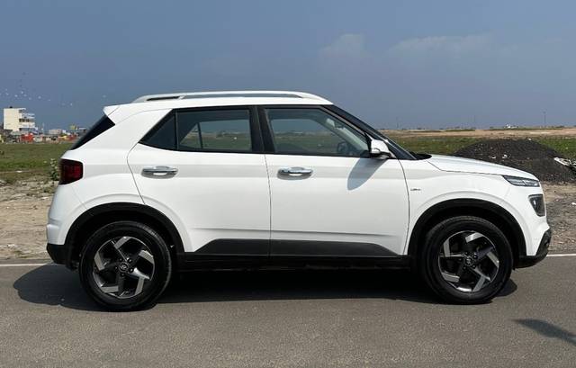 https://images10.gaadi.com/usedcar_image/4549110/original/5b0b4ef00a92c01268f2865ae5c1196c.jpg?imwidth=6401