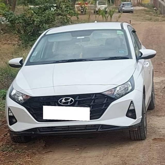 https://images10.gaadi.com/usedcar_image/4549123/original/processed_950e328a-40dd-4ad6-a860-9a3c305476e3.jpg?imwidth=6400