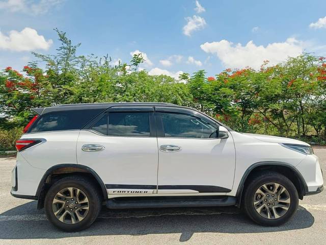 https://images10.gaadi.com/usedcar_image/4549135/original/processed_7b9b7b4dcd904b3157ca8cad867a3633.jpg?imwidth=6401