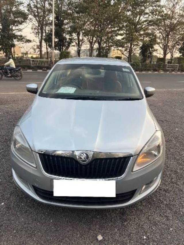 https://images10.gaadi.com/usedcar_image/4549142/original/processed_9fe10a1f-537e-4e15-bdc5-041f34b4c903.jpeg?imwidth=6402
