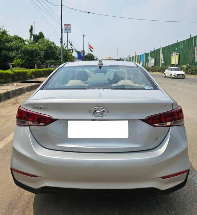https://images10.gaadi.com/usedcar_image/4549149/original/processed_1de140dd-da16-431f-af5e-be4954d65158.jpg?imwidth=6402