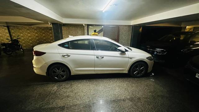 https://images10.gaadi.com/usedcar_image/4549161/original/506215a7-64cf-4512-985b-399bafbecdc9.jpg?imwidth=6401