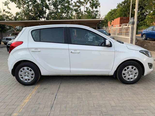 https://images10.gaadi.com/usedcar_image/4549203/original/processed_506b02a3-6e85-4ea1-8613-57e72323fa43.jpg?imwidth=6401