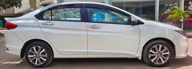 https://images10.gaadi.com/usedcar_image/4549212/original/d1eb6803d3c2d531c436f0933ff64529.jpeg?imwidth=6401