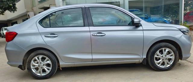 https://images10.gaadi.com/usedcar_image/4549240/original/processed_afbbdf051e4d7184bcab0bcc40e32f5e.jpeg?imwidth=6401
