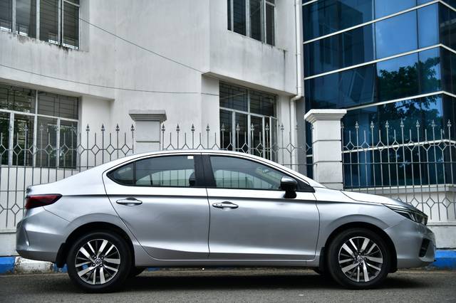 https://images10.gaadi.com/usedcar_image/4549241/original/252ab2702adface642e57e5986525392.jpg?imwidth=6401