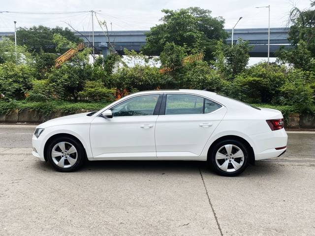 https://images10.gaadi.com/usedcar_image/4549250/original/0f0664236afc29f996b73204ae0f0452.jpg?imwidth=6402