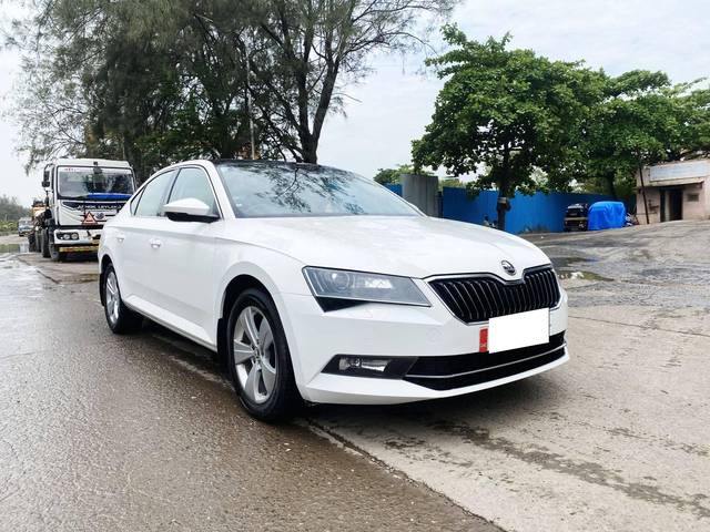 https://images10.gaadi.com/usedcar_image/4549250/original/processed_5d6e65fe9b8baa3f4f94c95d35794998.jpg?imwidth=6400