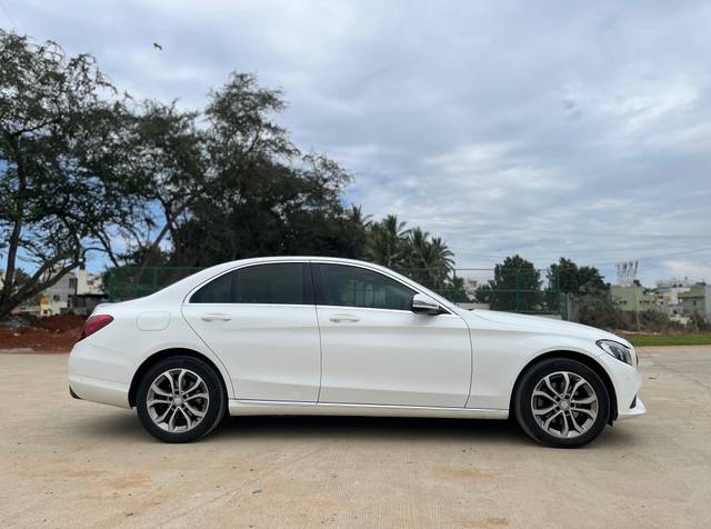 https://images10.gaadi.com/usedcar_image/4549253/original/f0463705ff32a88222d8e20b28a2929d.jpg?imwidth=6401